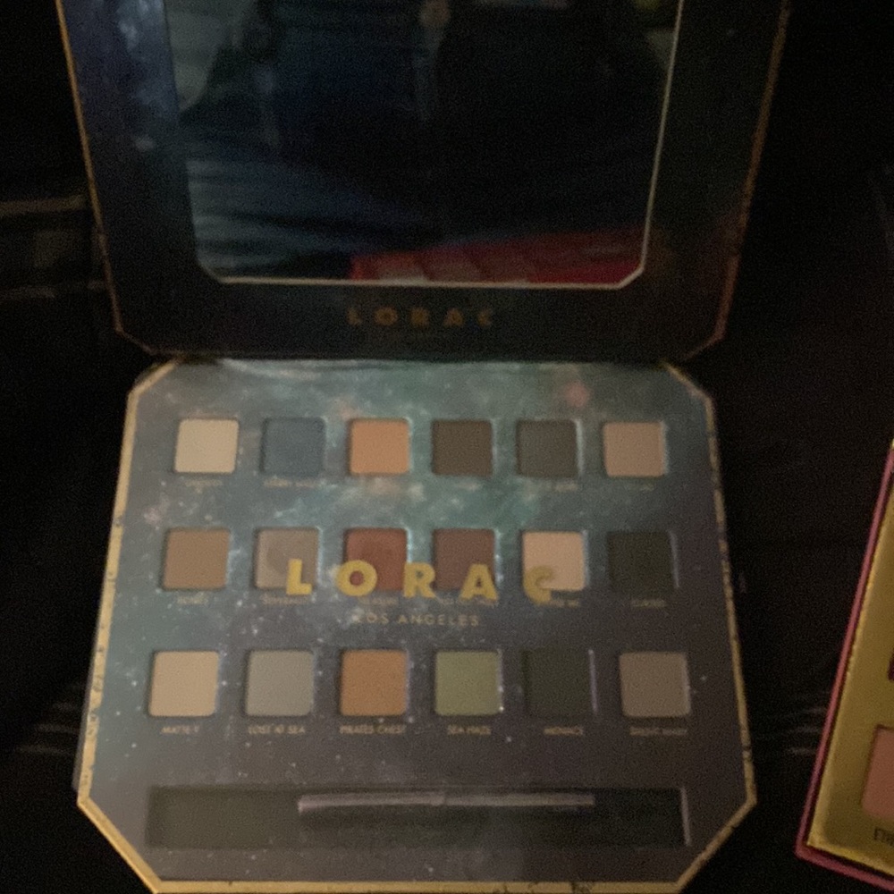 Make Up Pallets - Picture 2 of 6